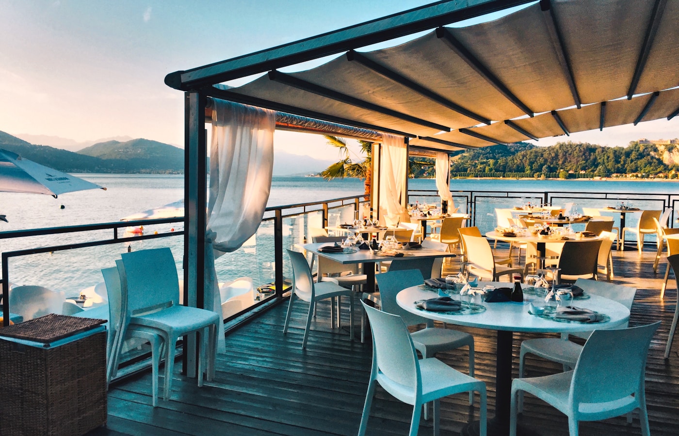 Wnętrze restauracji z ciepłym oświetleniem